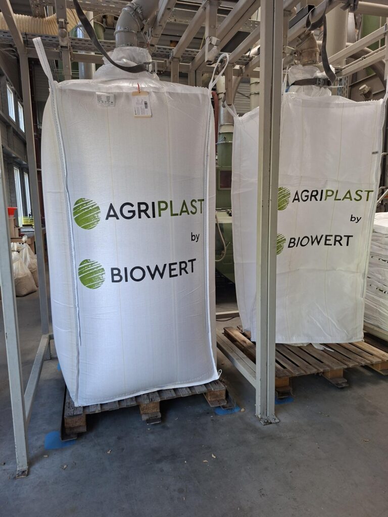 Zwei weiße AGRIPLAST-Bigbags mit Biowert-Logo in der Produktionshalle