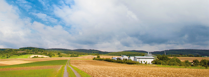 Biowert Gras-Bioraffinerie in Brensbach zwischen Feldern und Wiesen zur Herstellung von AgriPlast und AgriFer